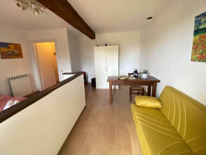 1-ingresso-appartamento-con-divano